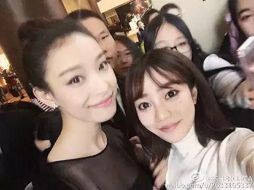 明星与网红合照,跨界合影成潮流风尚